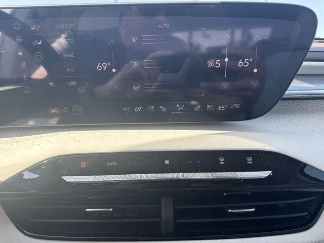 Buick Enclave Vehicle Full-screen Gallery Image 19