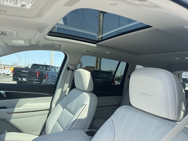 Buick Enclave Vehicle Full-screen Gallery Image 22