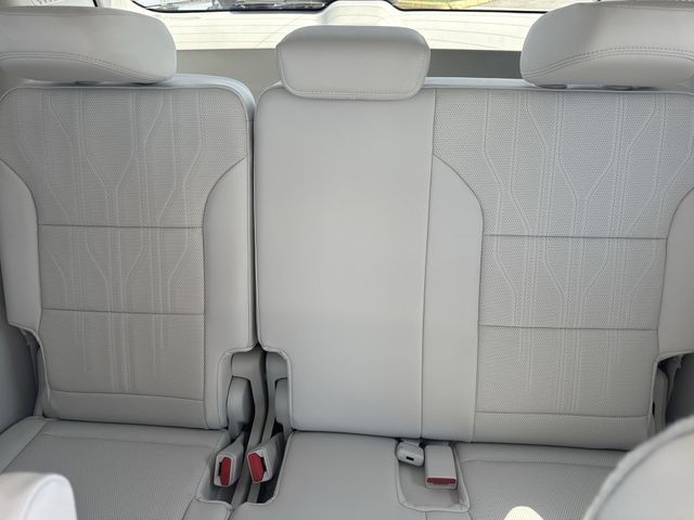 Buick Enclave Vehicle Full-screen Gallery Image 24