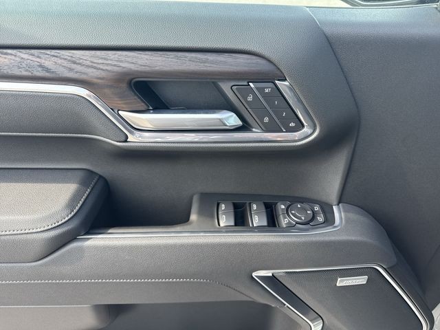 GMC Sierra 1500 Vehicle Full-screen Gallery Image 13