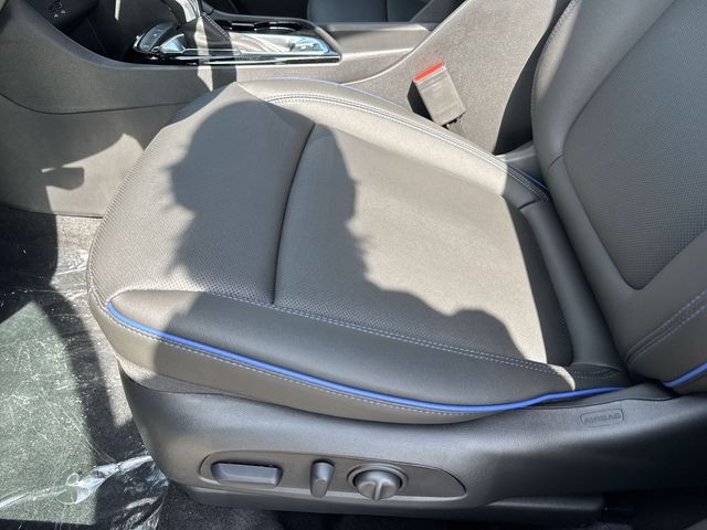 Buick Encore GX Vehicle Full-screen Gallery Image 12