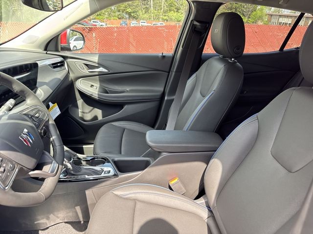 Buick Encore GX Vehicle Full-screen Gallery Image 11