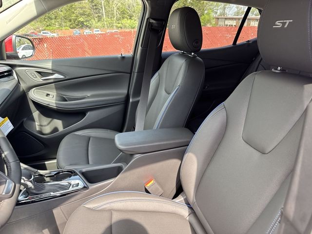 Buick Encore GX Vehicle Full-screen Gallery Image 12