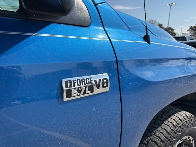 Toyota Tundra 4WD Vehicle Full-screen Gallery Image 03