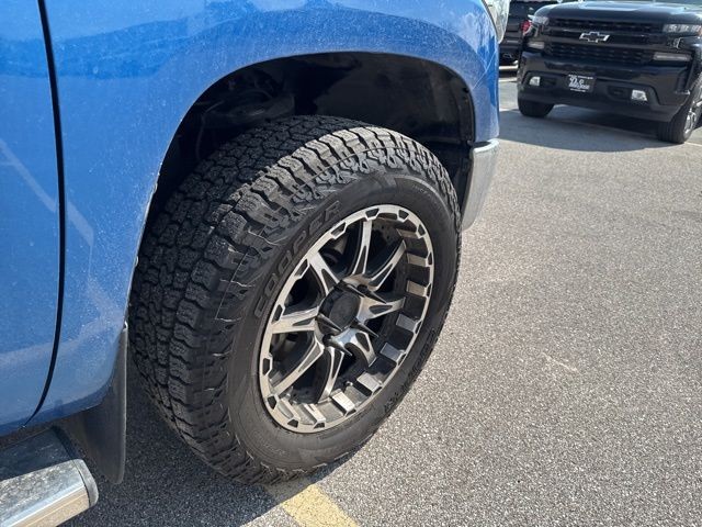 Toyota Tundra 4WD Vehicle Full-screen Gallery Image 05