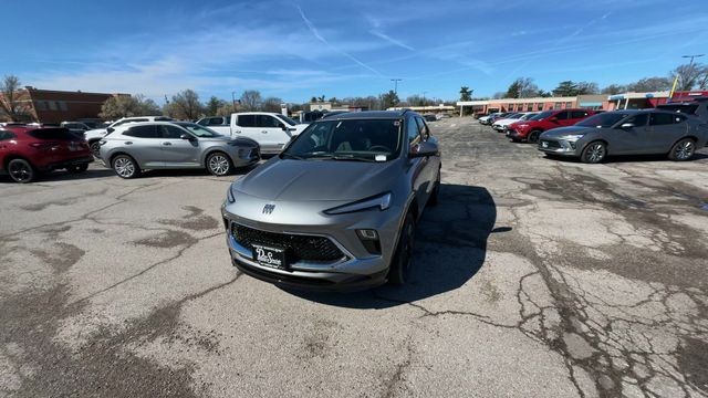 Buick Encore GX Vehicle Full-screen Gallery Image 03