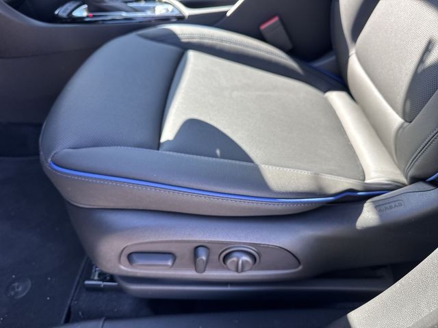 Buick Encore GX Vehicle Full-screen Gallery Image 12