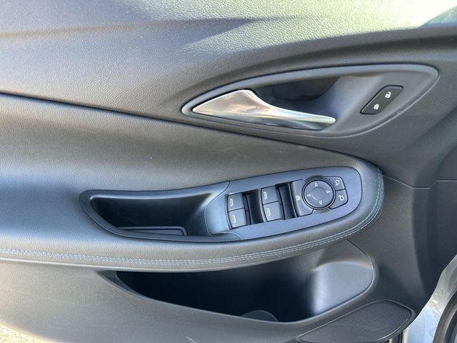 Buick Encore GX Vehicle Full-screen Gallery Image 13