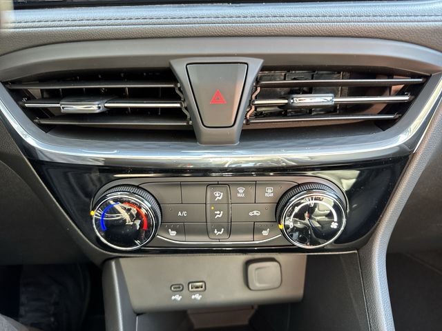 Buick Encore GX Vehicle Full-screen Gallery Image 18