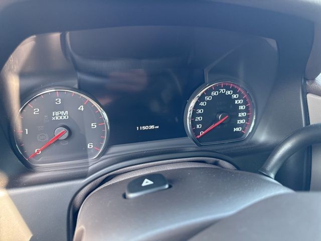 GMC Yukon Vehicle Full-screen Gallery Image 15