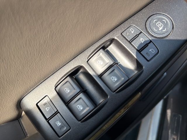 GMC Yukon Vehicle Full-screen Gallery Image 17