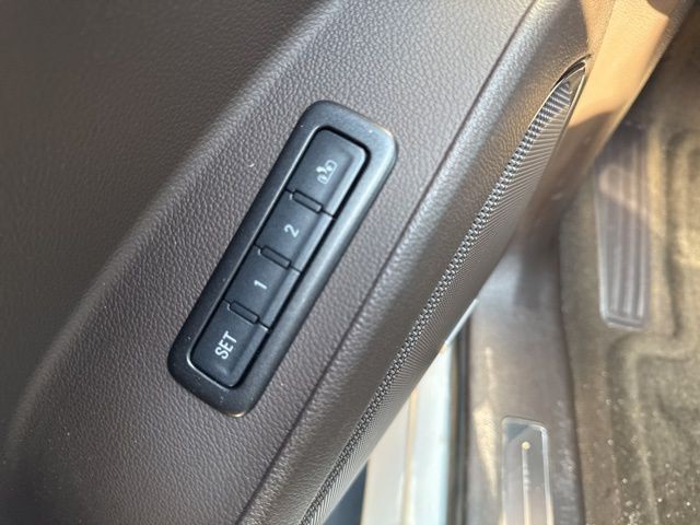 GMC Yukon Vehicle Full-screen Gallery Image 18