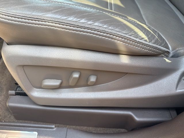 GMC Yukon Vehicle Full-screen Gallery Image 19