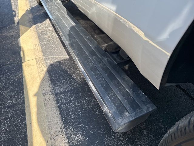 GMC Yukon Vehicle Full-screen Gallery Image 20