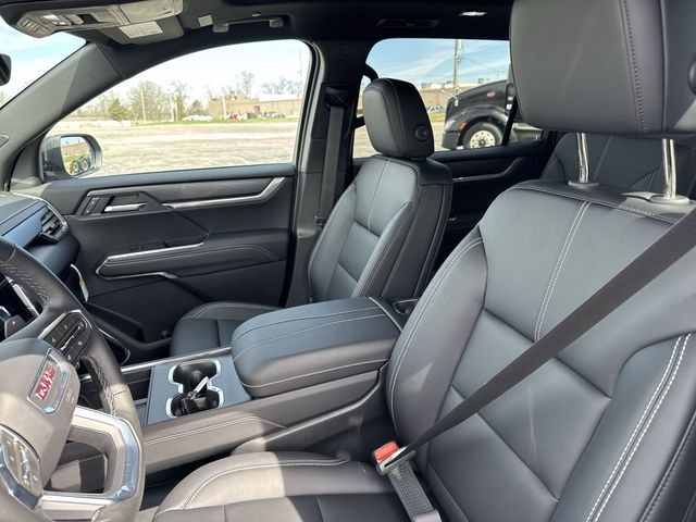 GMC Acadia Vehicle Full-screen Gallery Image 11