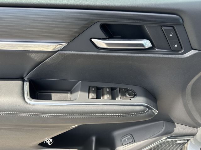 GMC Acadia Vehicle Full-screen Gallery Image 13