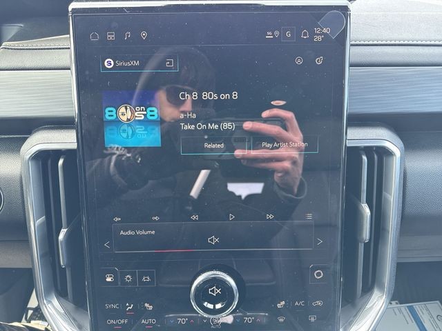 GMC Acadia Vehicle Full-screen Gallery Image 16