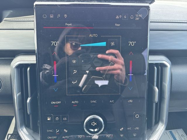 GMC Acadia Vehicle Full-screen Gallery Image 19