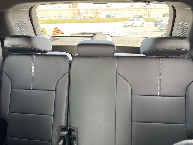 GMC Acadia Vehicle Full-screen Gallery Image 24