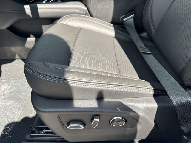 GMC Yukon XL Vehicle Full-screen Gallery Image 12