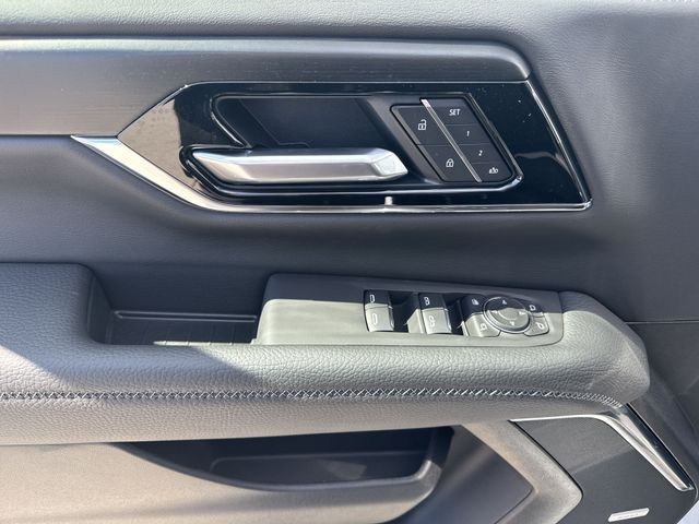 GMC Yukon XL Vehicle Full-screen Gallery Image 13