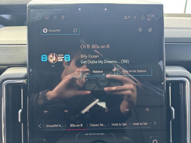 GMC Yukon XL Vehicle Full-screen Gallery Image 16