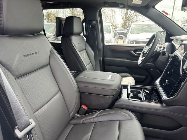 GMC Yukon XL Vehicle Full-screen Gallery Image 26