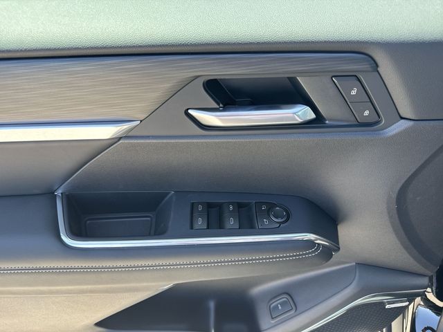 GMC Acadia Vehicle Full-screen Gallery Image 13