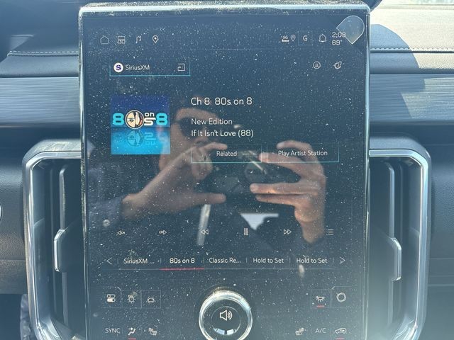 GMC Acadia Vehicle Full-screen Gallery Image 16