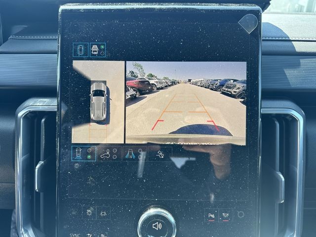 GMC Acadia Vehicle Full-screen Gallery Image 17