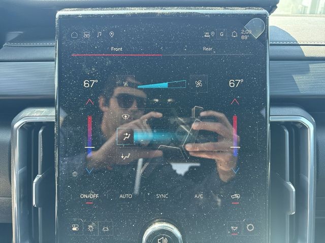 GMC Acadia Vehicle Full-screen Gallery Image 19