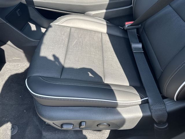 Buick Enclave Vehicle Full-screen Gallery Image 12