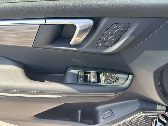 Buick Enclave Vehicle Full-screen Gallery Image 13