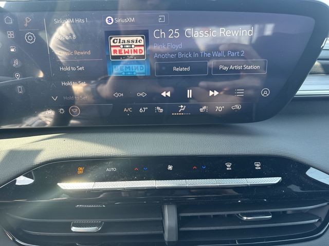 Buick Enclave Vehicle Full-screen Gallery Image 16