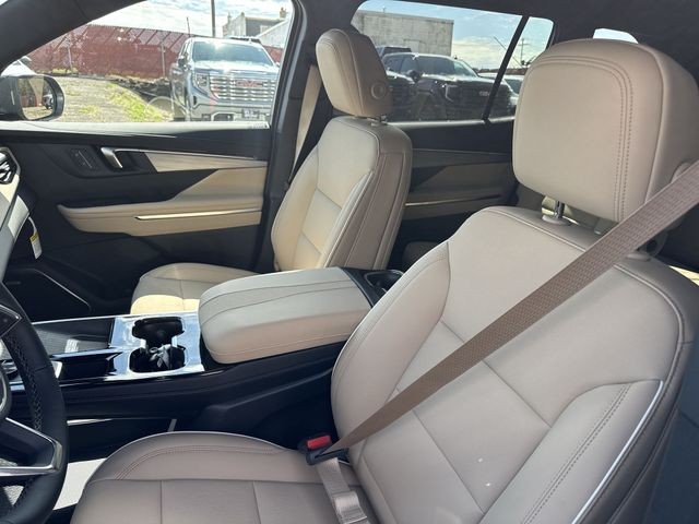 Buick Enclave Vehicle Full-screen Gallery Image 11