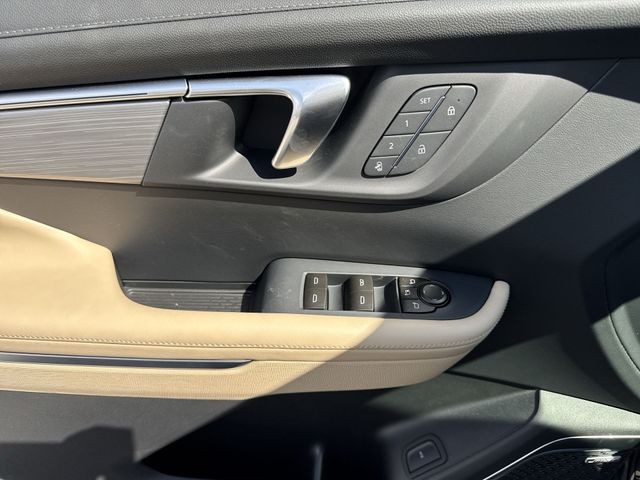 Buick Enclave Vehicle Full-screen Gallery Image 13