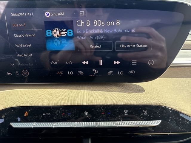 Buick Enclave Vehicle Full-screen Gallery Image 16