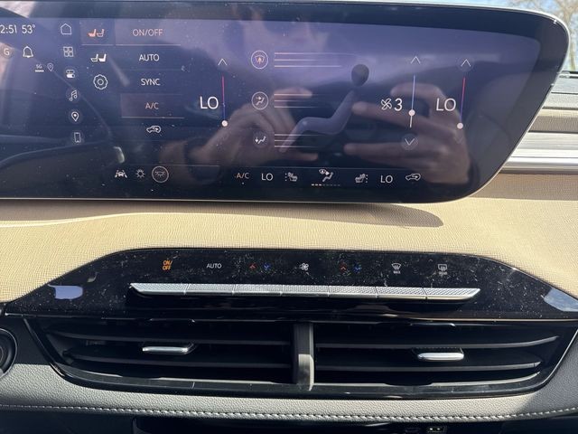 Buick Enclave Vehicle Full-screen Gallery Image 19