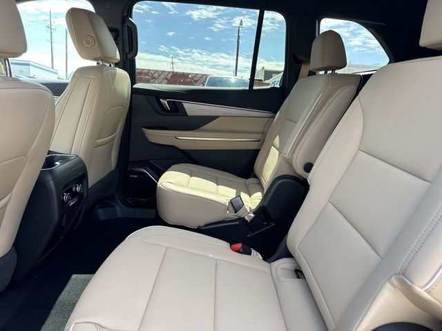 Buick Enclave Vehicle Full-screen Gallery Image 22