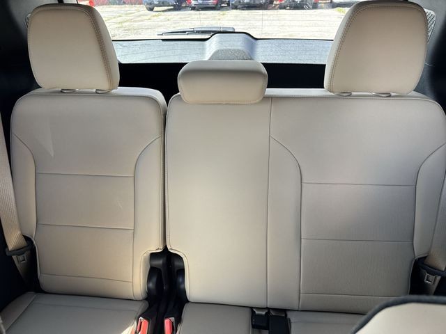 Buick Enclave Vehicle Full-screen Gallery Image 23