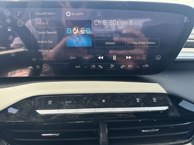 Buick Enclave Vehicle Full-screen Gallery Image 16