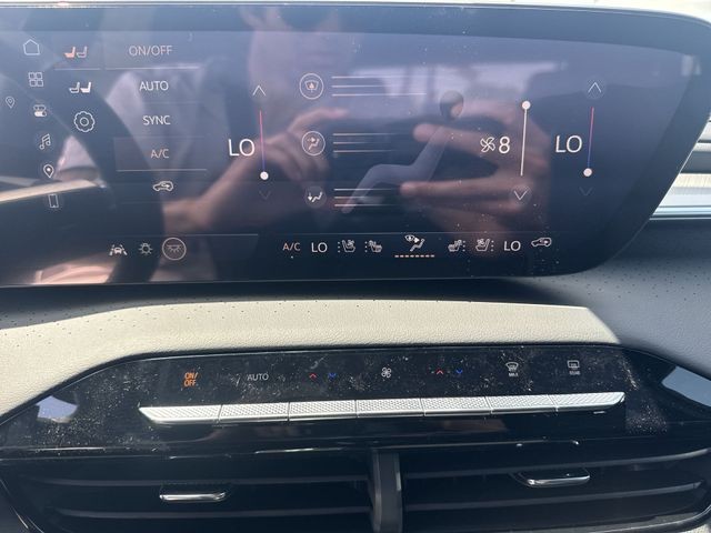 Buick Enclave Vehicle Full-screen Gallery Image 19