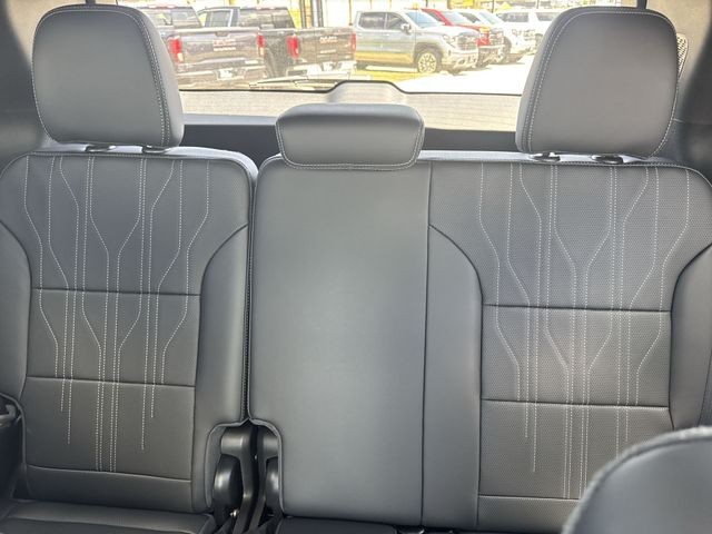 Buick Enclave Vehicle Full-screen Gallery Image 24