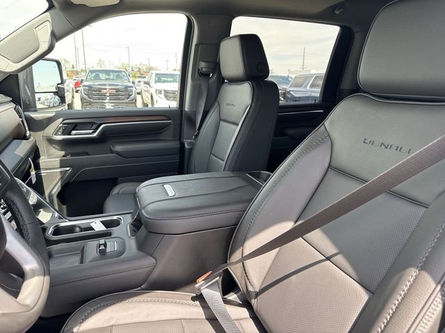 GMC Sierra 3500HD Vehicle Full-screen Gallery Image 11