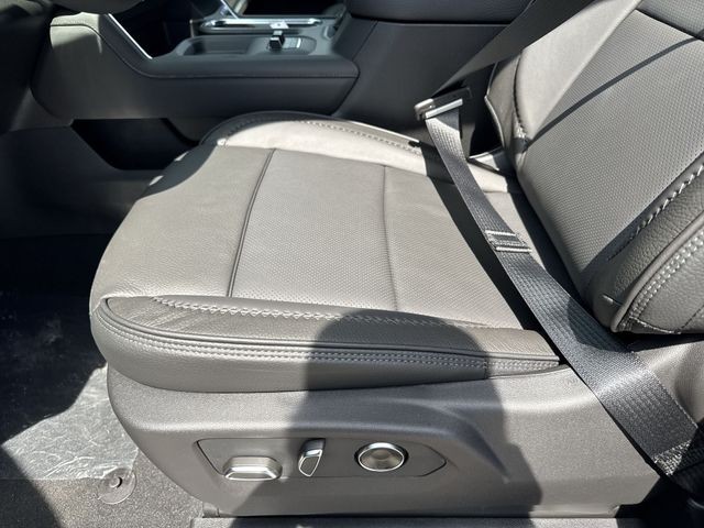 GMC Sierra 3500HD Vehicle Full-screen Gallery Image 12