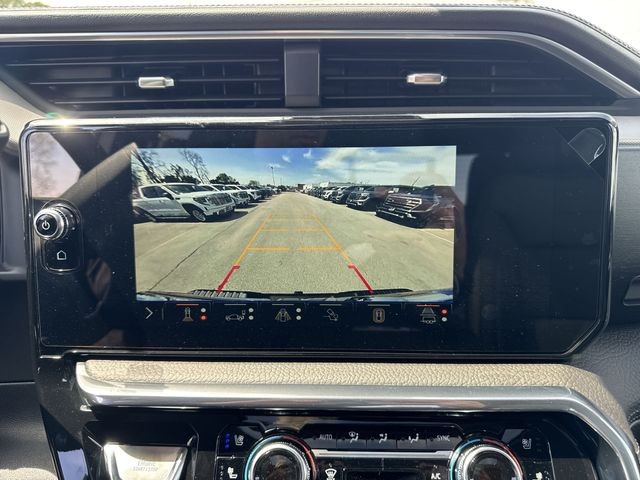 GMC Sierra 3500HD Vehicle Full-screen Gallery Image 17