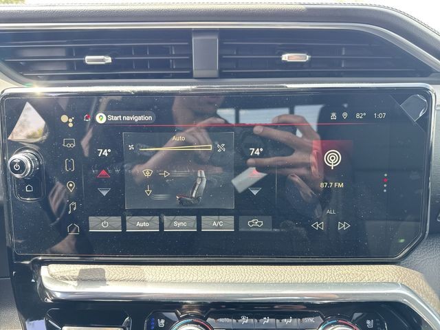 GMC Sierra 3500HD Vehicle Full-screen Gallery Image 19