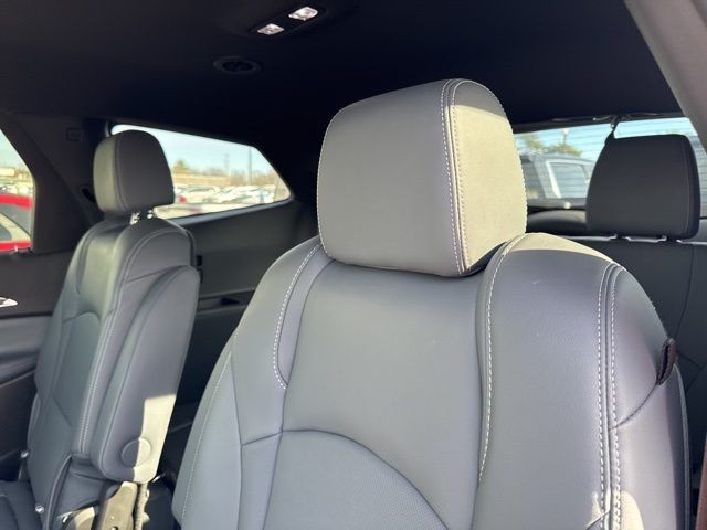 Buick Enclave Vehicle Full-screen Gallery Image 05