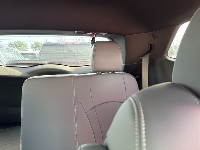 Buick Enclave Vehicle Full-screen Gallery Image 06