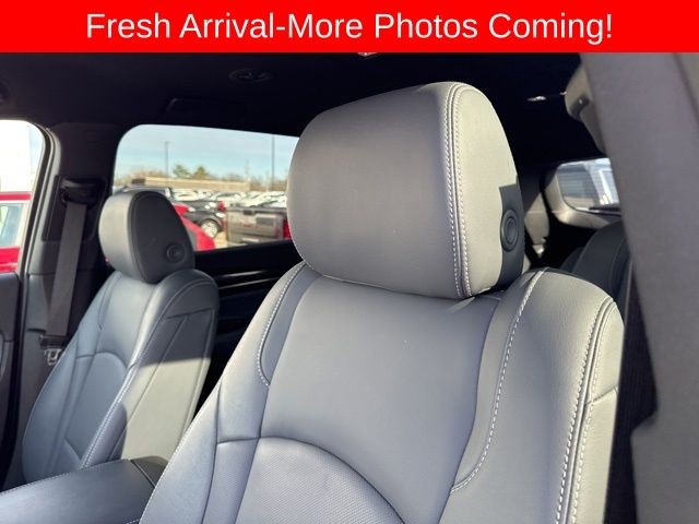 Buick Enclave Vehicle Full-screen Gallery Image 11